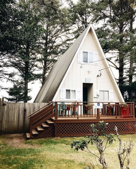 треугольный дом