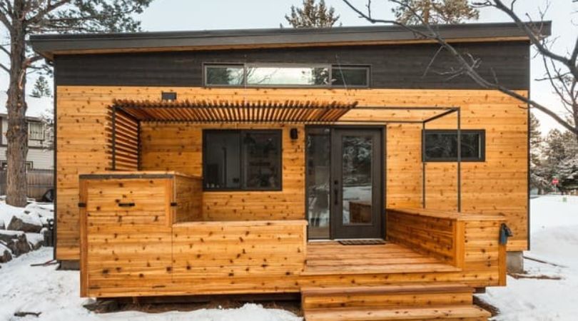 Теплый и компактный дом для маленького участка: 25 идей для быстрого строительства