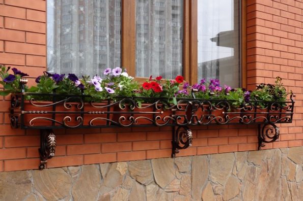 Кованые подставки для цветов на окно: 45 фото образцов | Живу за городом