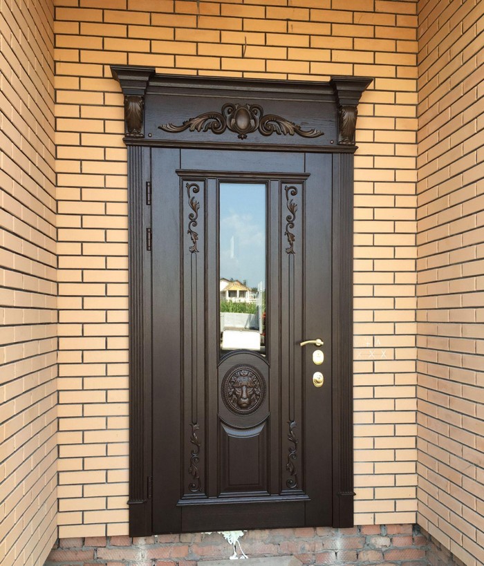 Входная дверь со стеклом в частный дом фото