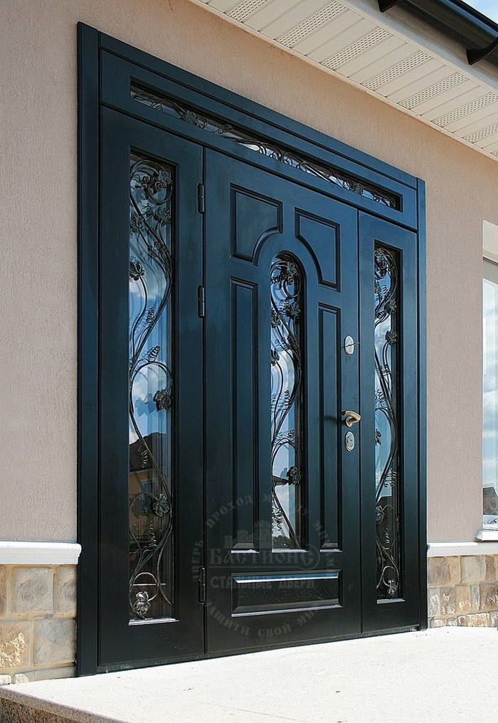 Дверь железная входная стеклом. Двер Бастион. Входные двери Бастион. Красивые металлические двери. Вход в дверь.