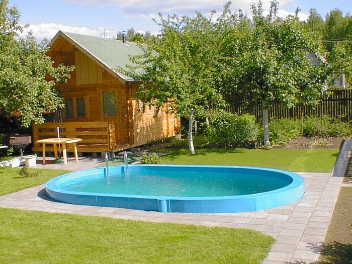 Дизайн двора частного дома с бассейном и беседкой