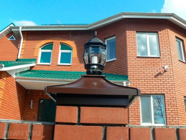 Оригинальные колпаки на столбы забора: 55 идей для частной усадьбы ...