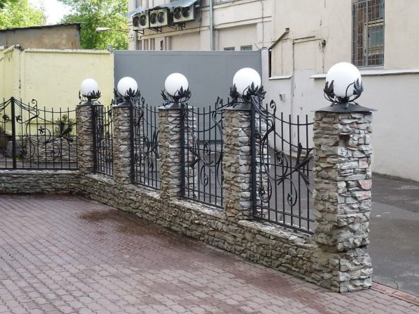 Оригинальные колпаки на столбы забора: 55 идей для частной усадьбы ...