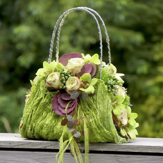 Цветы в плетеной сумке