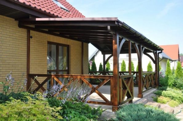 Дизайн деревянного дома с террасой