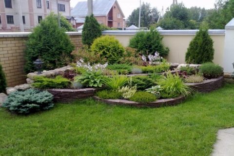 Как обустроить угловую клумбу во дворе: 60 красивых идей | Живу за городом