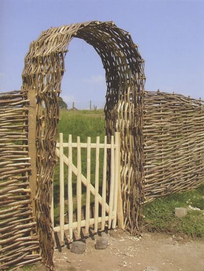 Замаскированный вход плетеная. Забор из прутьев. Забор плетеный из прутьев. Плетень забор. Арка из плетеной ивы.