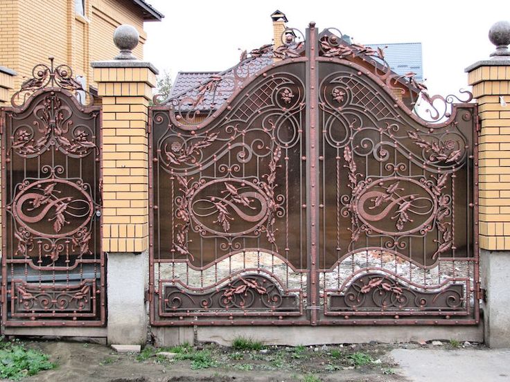 Кованные ворота в загородном доме