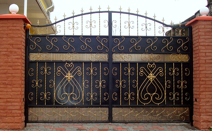 Кованные ворота в загородном доме