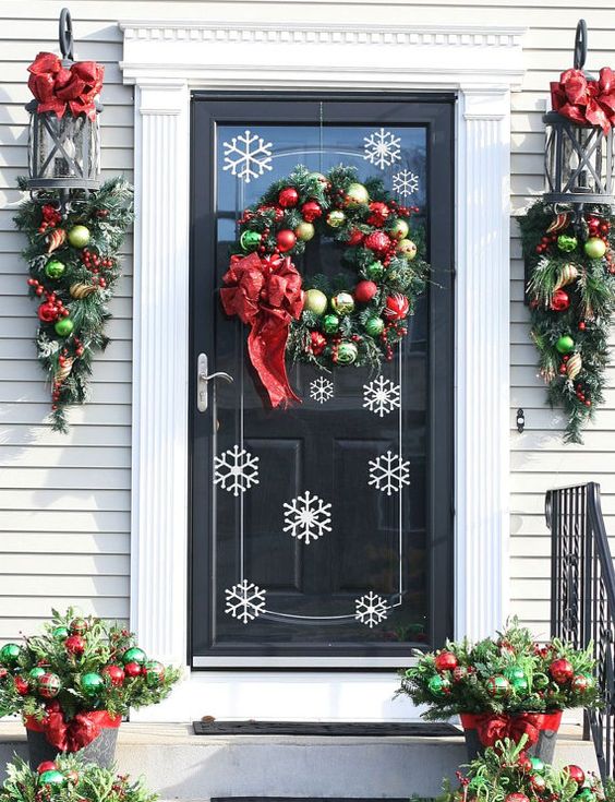 7 идей для украшения входной двери к Новому году